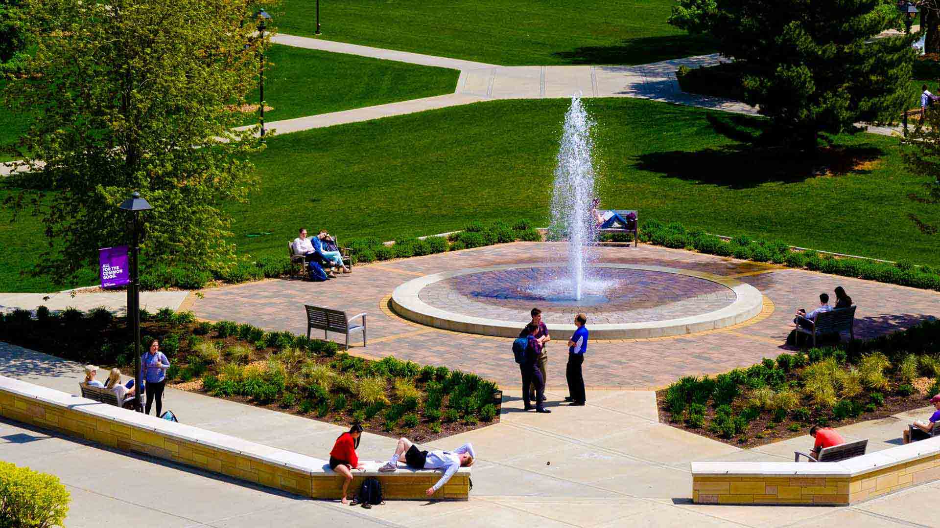 Students around the Harpole Fountain