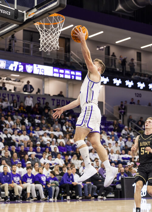 Tommie basketball player makes a layup
