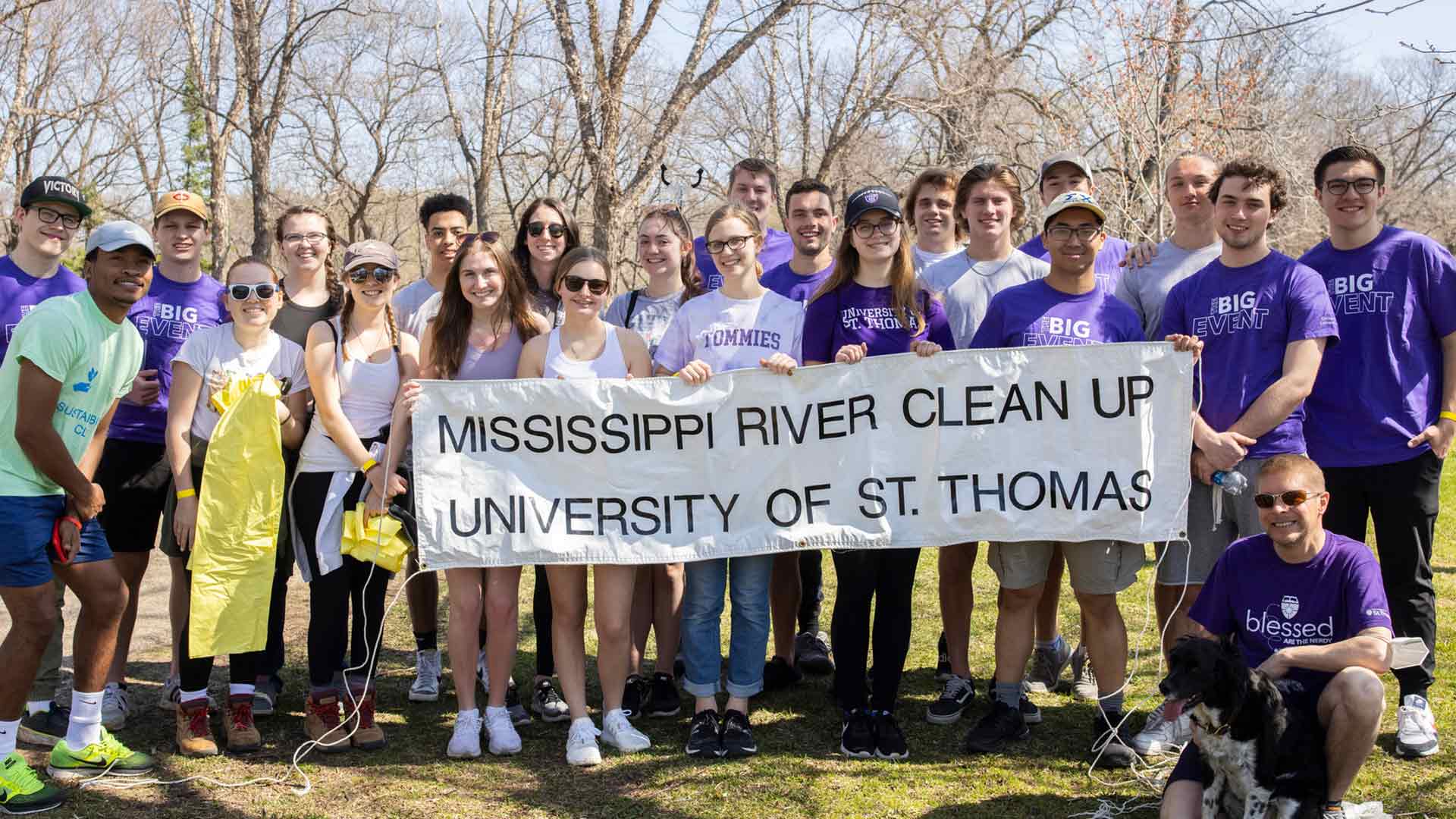 Student volunteers clean up Mississippi river