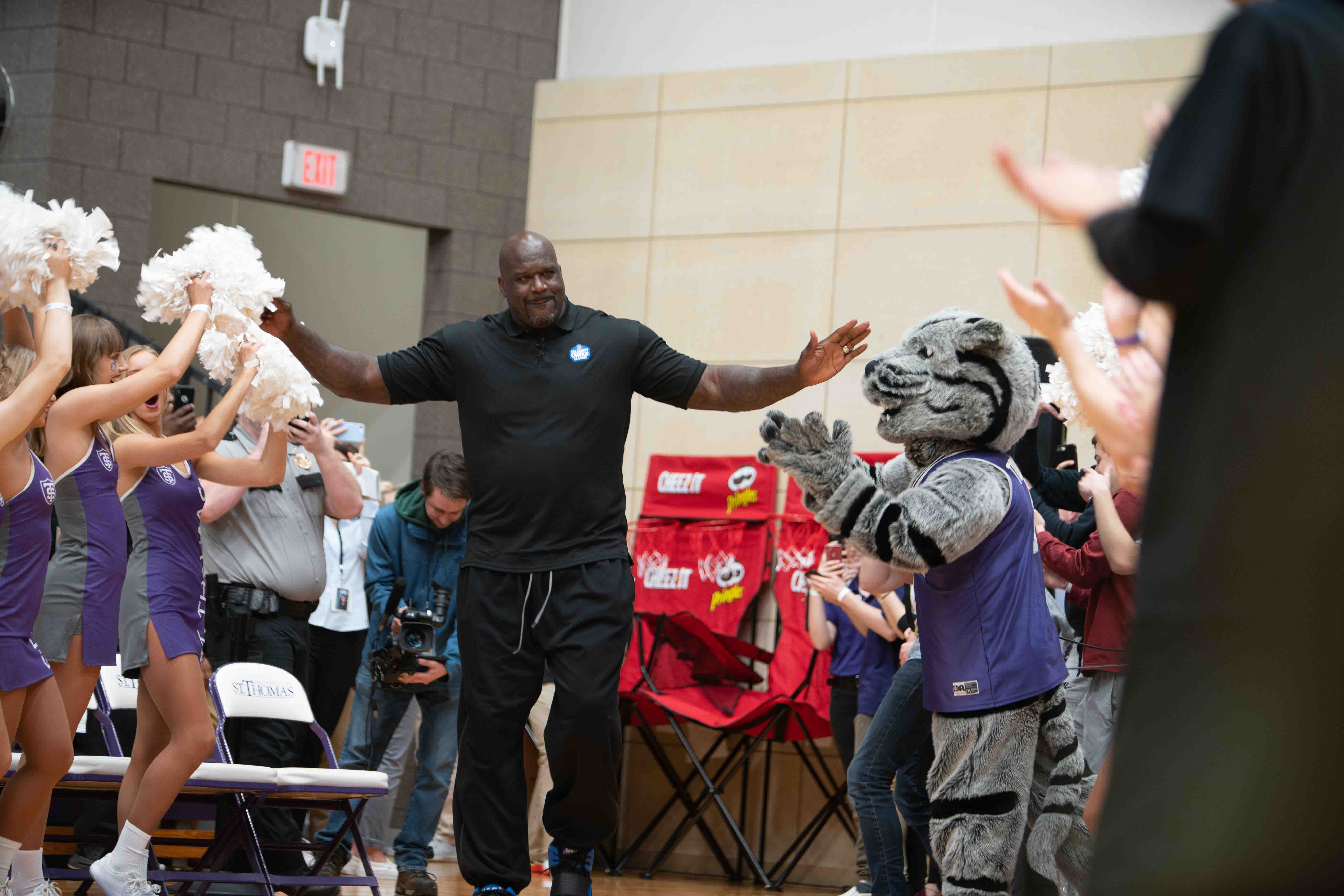 Shaquille O'Neal high fiving St. Thomas fans