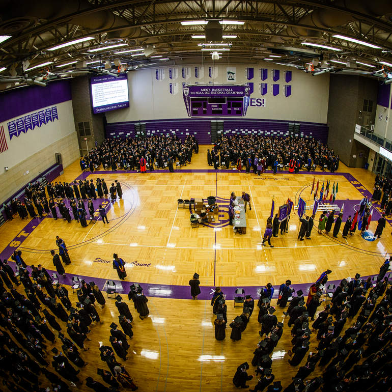 Student gathers in Schoenecker Arena