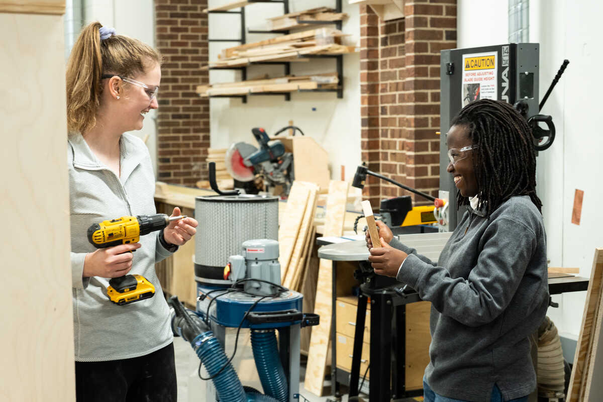 Students work together in the engineering lab