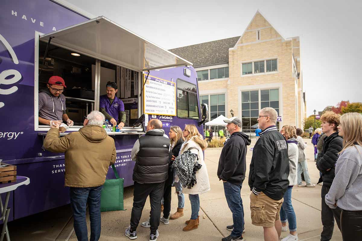 StThomas Parents Eat at the Foodtruck