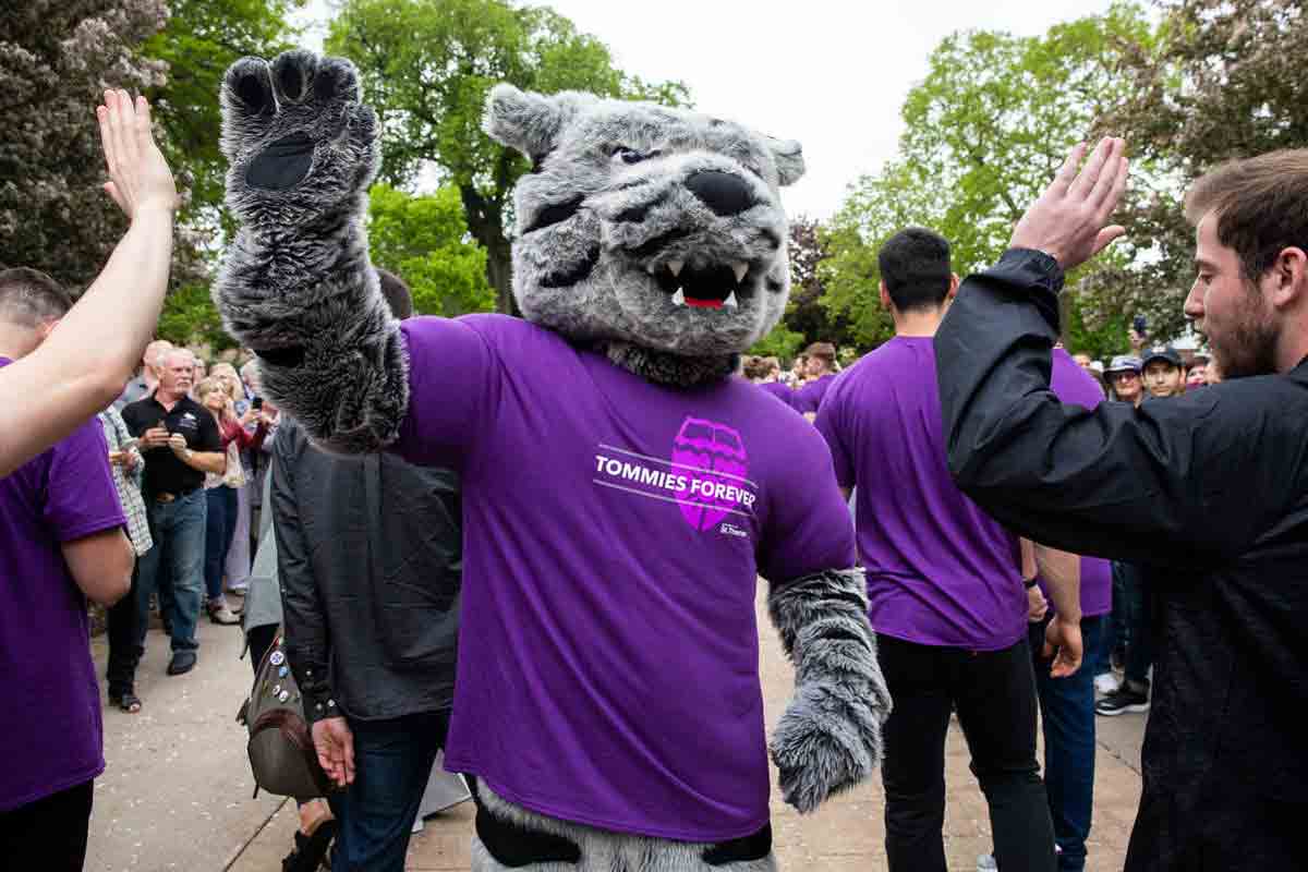 tommie mascot high-fives students