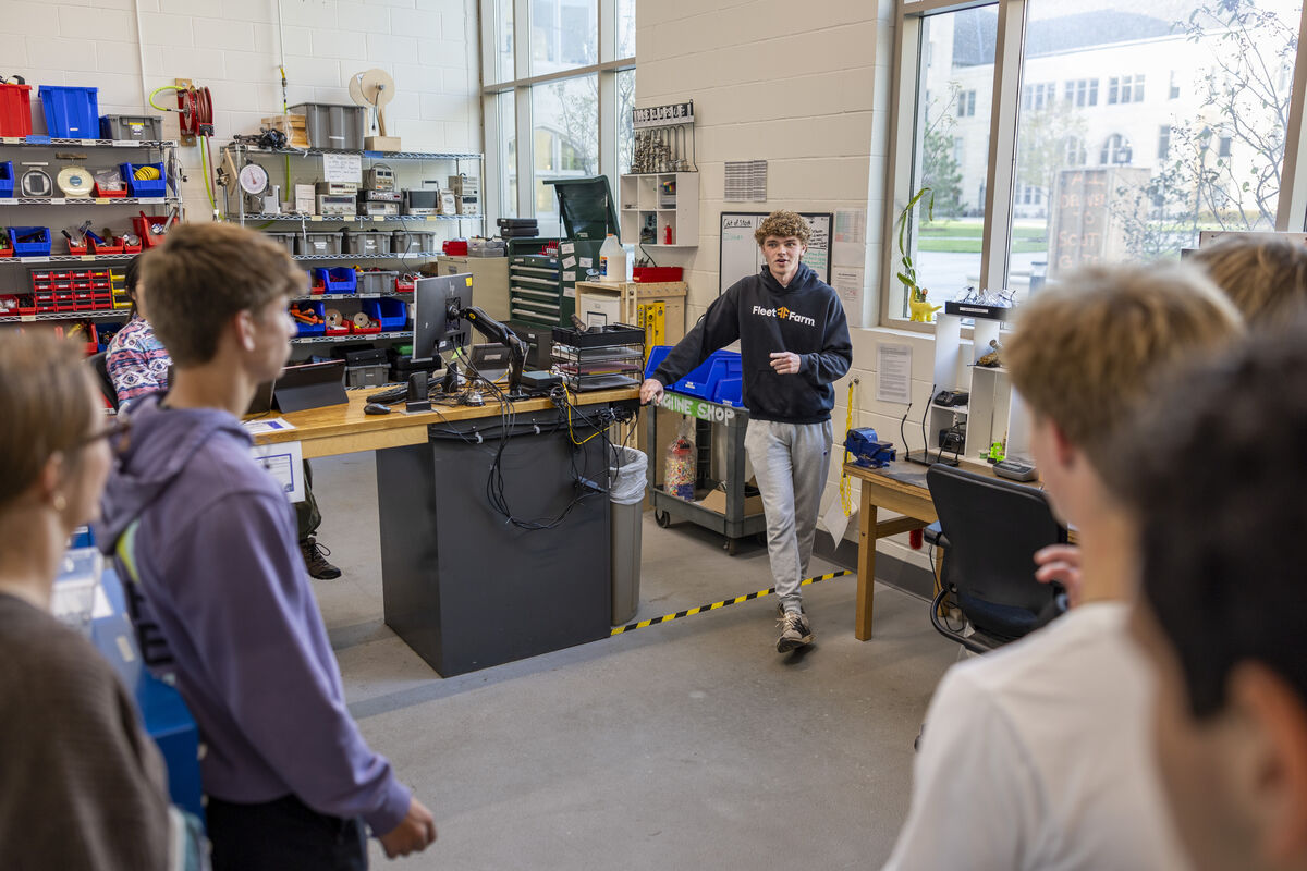 Student giving a tour of the Facilities Lab